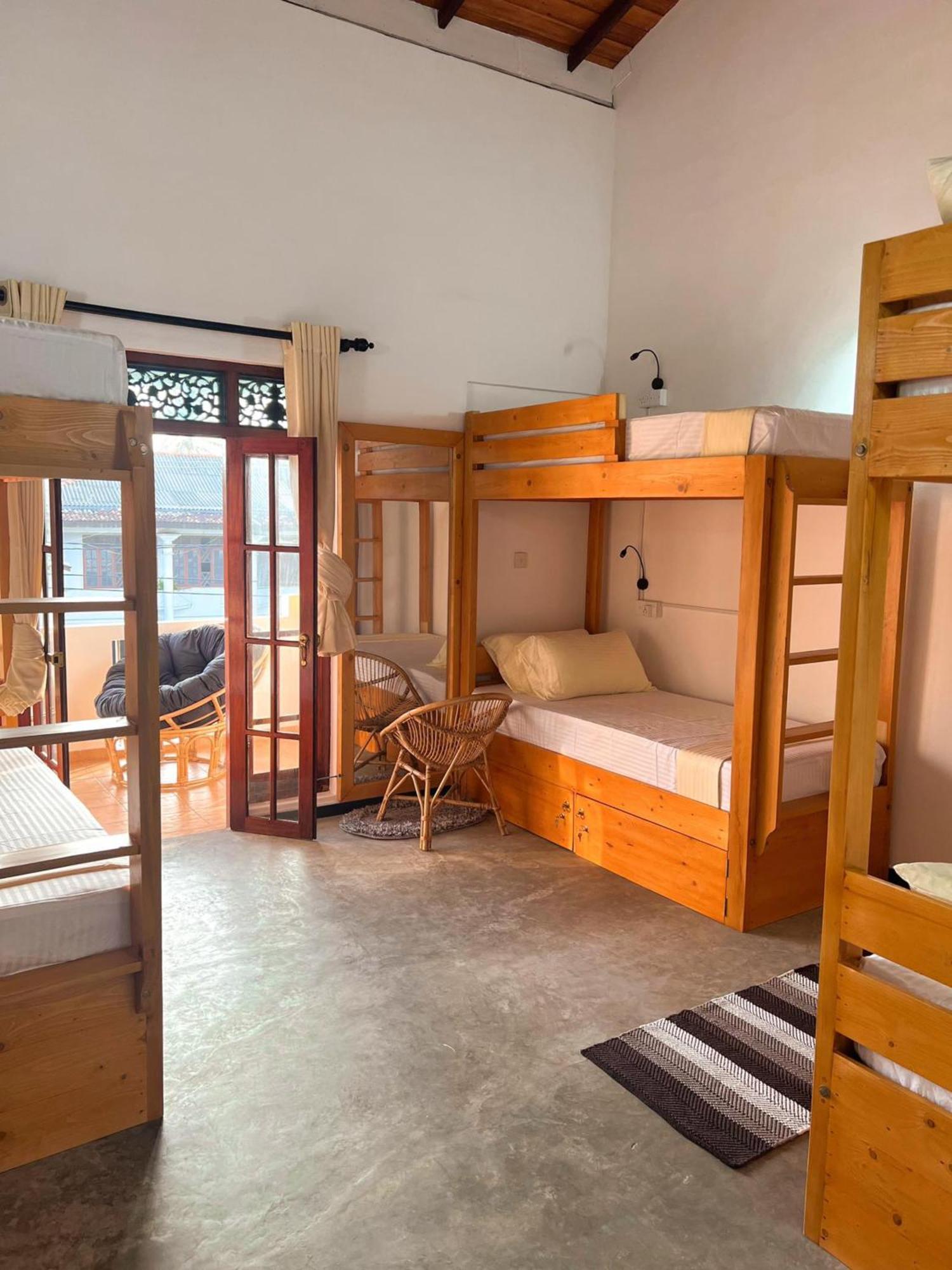 Hummus Hostel Hikkaduwa Exterior photo