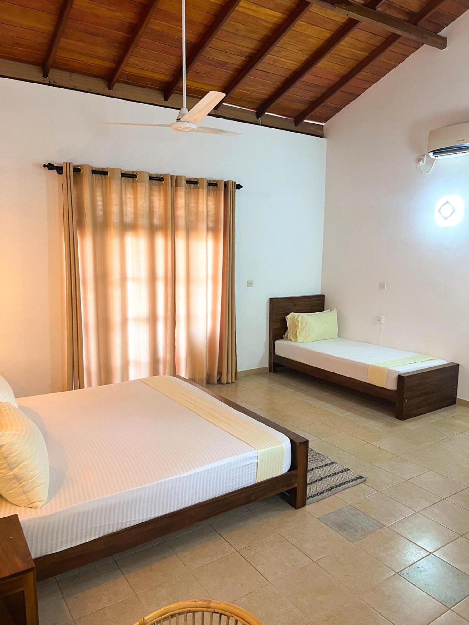 Hummus Hostel Hikkaduwa Exterior photo